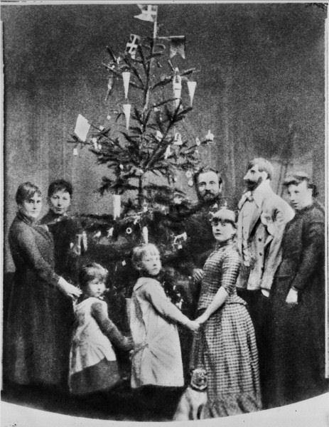 Natale in epoca Vittoriana, famiglia riunita intorno all'abero di natale